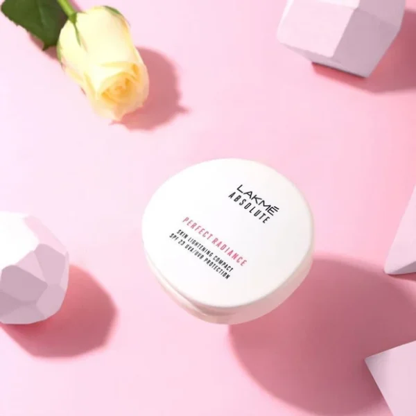 Lakmé - Perfect Radiance Skin Lightening Compact SPF23 8gm